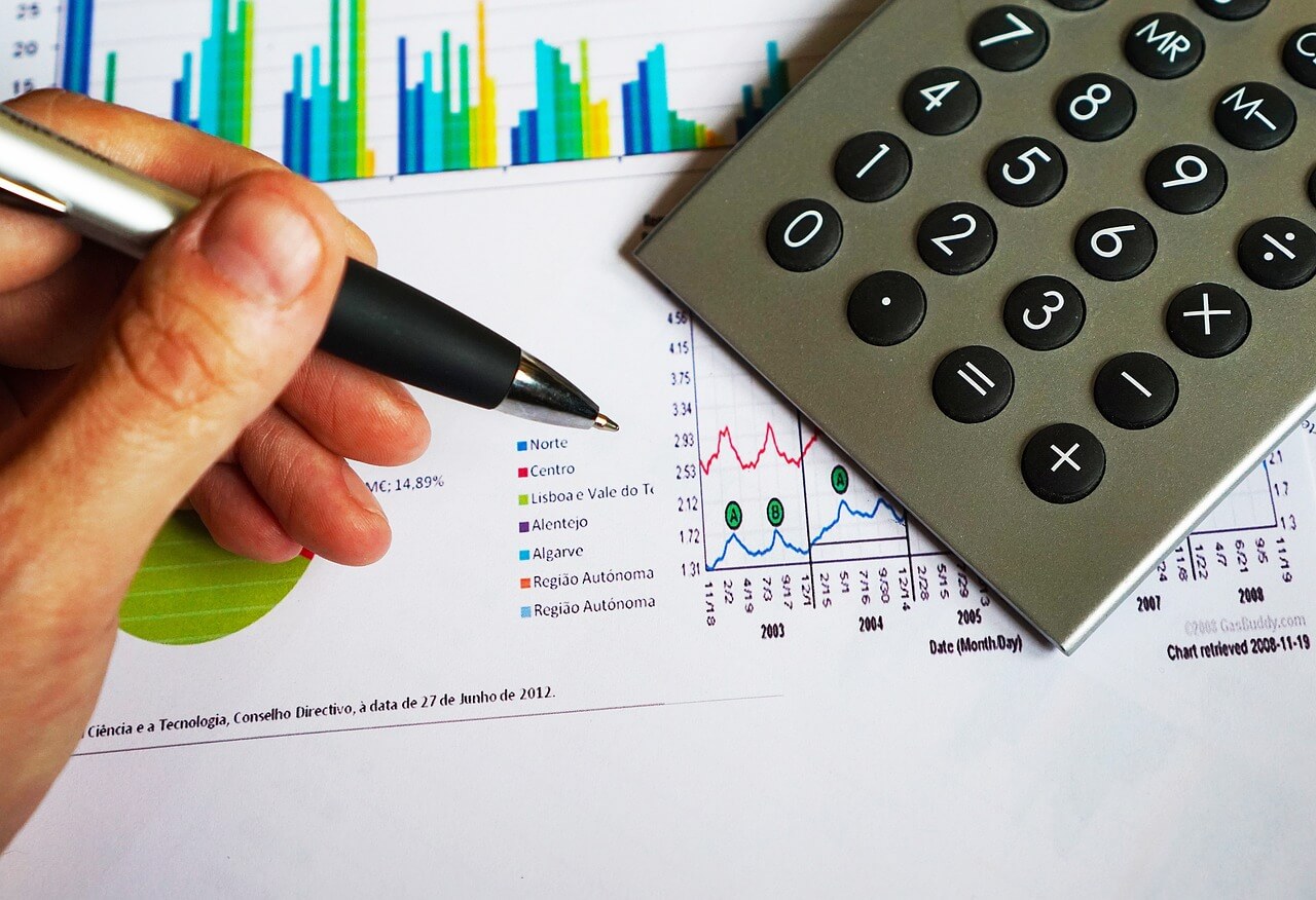Une calculatrice posée sur un rapport composé de graphiques