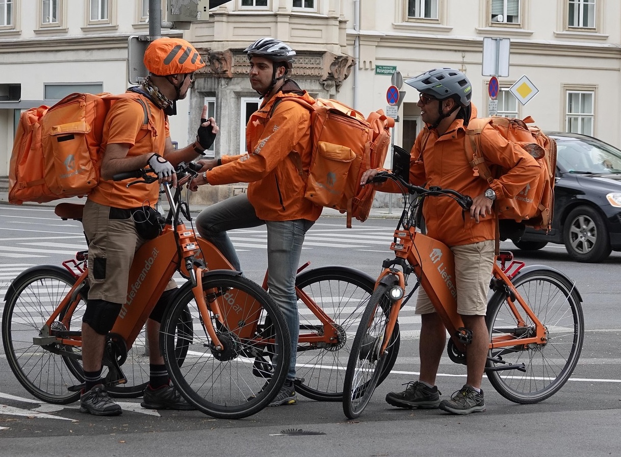 bicycle-messenger-7355135_1920.jpg